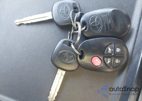 2012 Toyota Sienna Le V6 8 Passenger z USA, uszkodzony, nr VIN 5TDKK3DC1CS255931